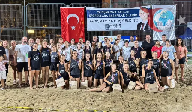 Gölcük'te Plaj Voleybolu Şöleni: Küçükler Kategorisi Nefes Kesti!