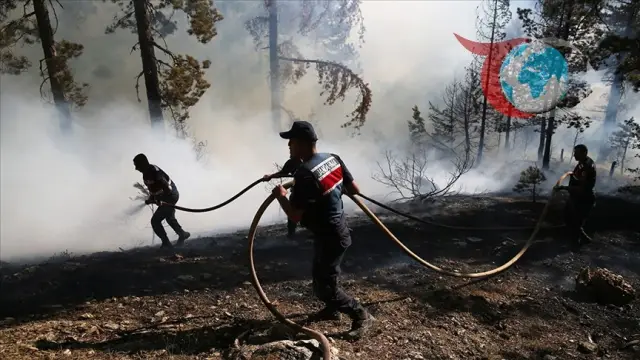 Antalya'da Yangın Alarmı: Mahalleler Tahliye Ediliyor
