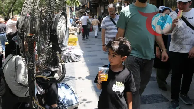 İran'da Artan Sıcaklıklar Nedeniyle Kamu Kurumları Tatil Edildi