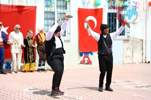 Engelli ve Otizmli Öğrencilerden Muhteşem Sahne Performansı