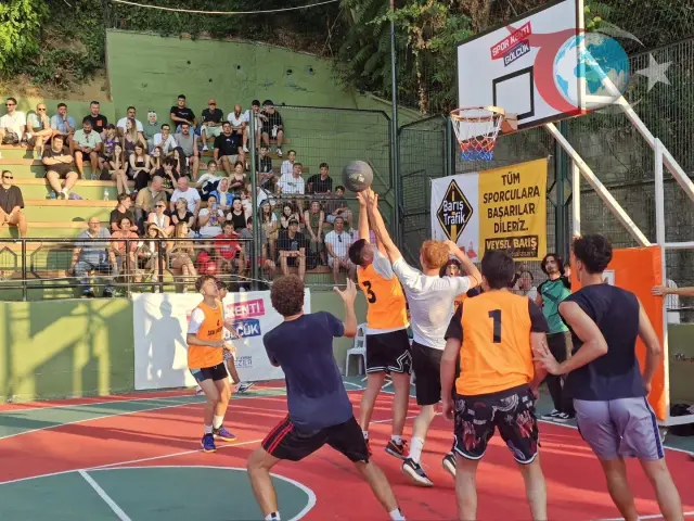 Gölcük'te Sokak Basketbolu Turnuvası Renkli Görüntülerle Tamamlandı