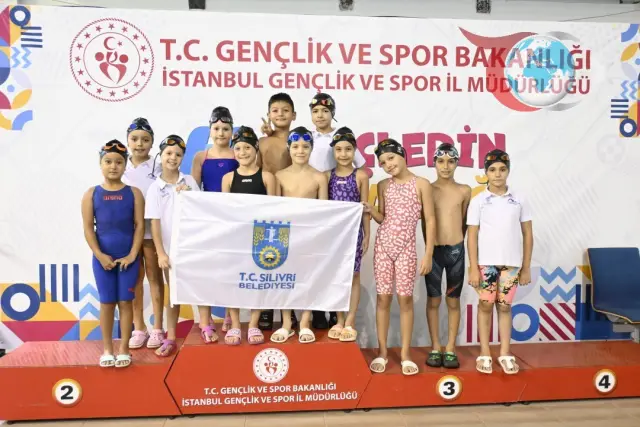 Silivri Belediyesi Spor Kulübü'nden Büyük Yüzme Başarısı: 20 Madalya Kazandılar!