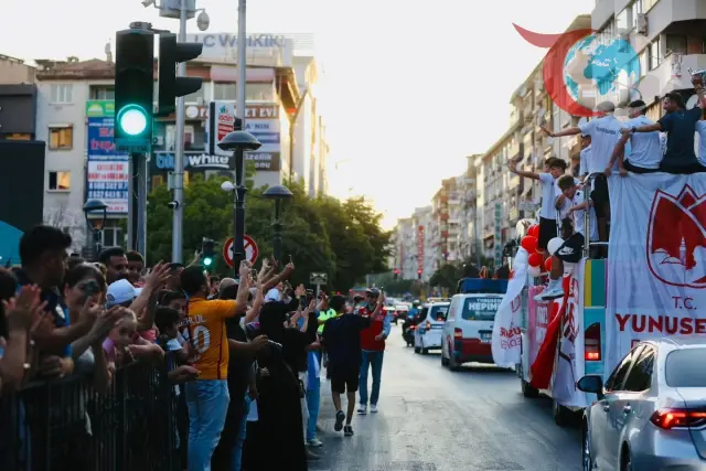 Yunusemre Belediyespor U17, Şampiyonluk Sevincini Manisa Sokaklarında Yaşadı