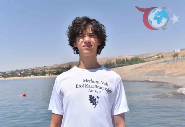Van Gölü'nde Erol Karaömeroğlu Anısına Renkli Yüzme Maratonu