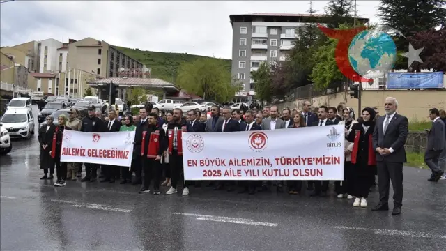 İstanbul Valisi Davut Gül, "Ailemiz Geleceğimiz" temasıyla Gülhane Parkı'nda düzenlenen "Aile Yılı Yürüyüşü"ne katıldı