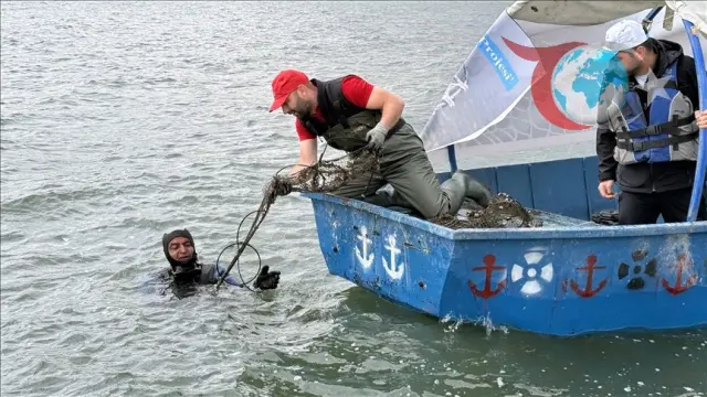 Çıldır Gölü'nde Hayalet Ağlar Temizlendi