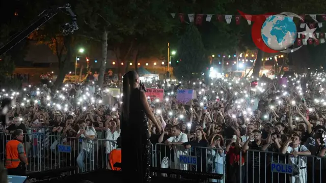 Kahramanmaraş’ta Geleneksel Ağustos Fuarı Coşkusu: Müzikseverler Konsere Doydu