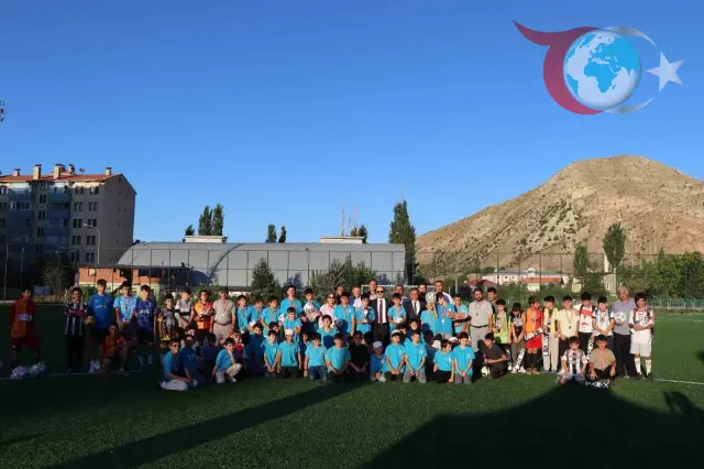 Erzurum Oltu’da Gençlerin Futbol Coşkusu: Geleneksel Yaz Kur’an Kursları Turnuvası Sonuçlandı