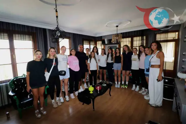 Turgutlu Belediyesi Kadın Voleybol Takımı Sezon Öncesi Diyetisyen Kontrolünden Geçti