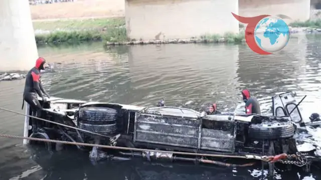Cezayir'de Feci Kaza: Yolcu Otobüsü Köprüden Nehre Düştü