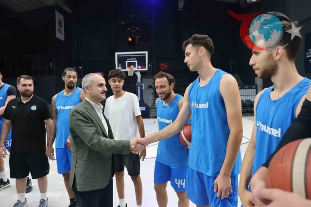 Başkan Çiftçi'den Çayırova Belediyesi Basketbol Takımı'na Moral Ziyareti