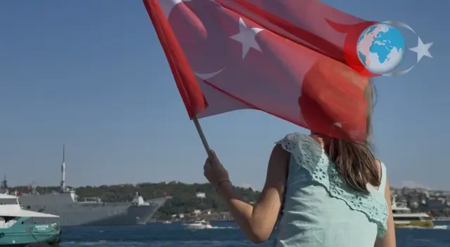 İstanbul Boğazı'nda Gurur Dolu Geçiş: TCG Anadolu ve Savarona