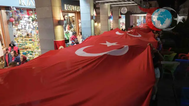 Kemer'de 30 Ağustos Zafer Bayramı Coşkusu: Dev Bayrak, Fener Alayı ve Konserlerle Kutlanacak