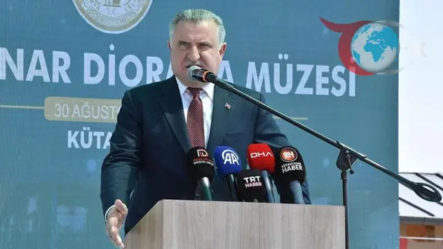 Gençlik ve Spor Bakanı Osman Aşkın Bak, 30 Ağustos Zafer Bayramı'nda Kütahya'da Gençlerle Buluştu
