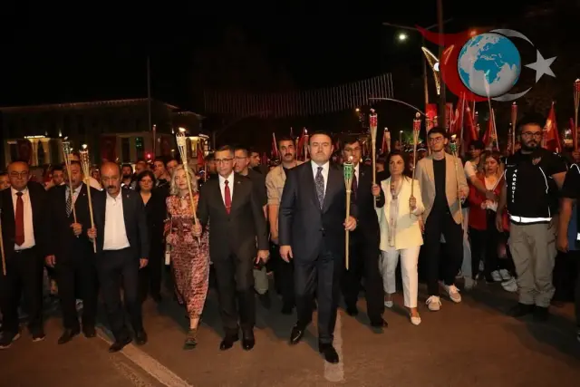 Kütahya'da 30 Ağustos Coşkusu: Bayrak Yürüyüşü ve Fener Alayı ile Büyük Zafer Kutlandı