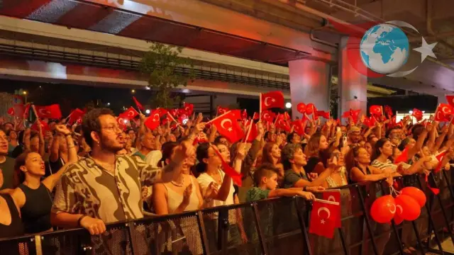 Yeni Türkü, Terminal Kadıköy’de Zafer Bayramı Coşkusunu Zirveye Taşıdı