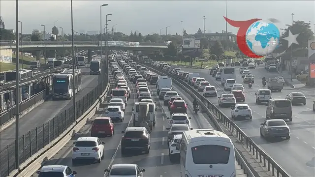 İstanbul'da Okulların Açılmasıyla Trafikte Yoğunluk Baş Gösterdi