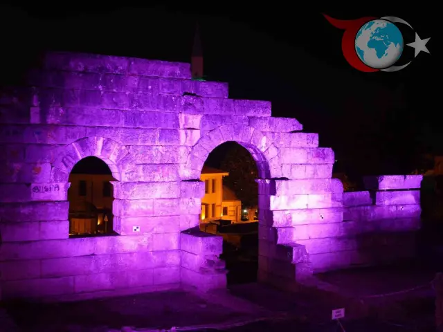 Konuralp Antik Kenti’nde Mor Işıklarla Halk Sağlığı Farkındalığı