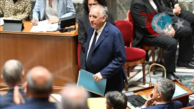 Fransa'da Güvensizlik Oyu: Bayrou Hükümeti Tarihi Bir Yenilgi Aldı