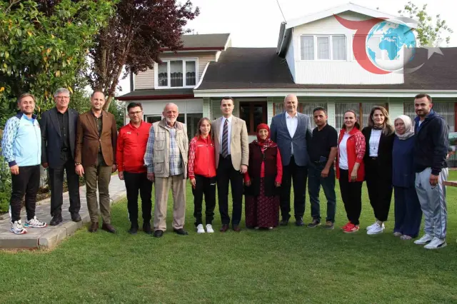 Düzce’de Gençlik Haftası Kuraş Milli Sporcusu Ayşe Naz Tosun’u Evinden Ziyaret Edildi