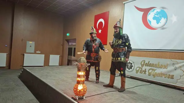 Kütahya'da Öğrencilere Doğa ve Çevre Bilinci Aşılayan Hacivat-Karagöz Gösterisi