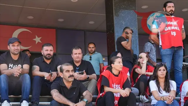 İzmir'de İşçilerin Alacak Eylemi: Maaş Krizi Büyüyor