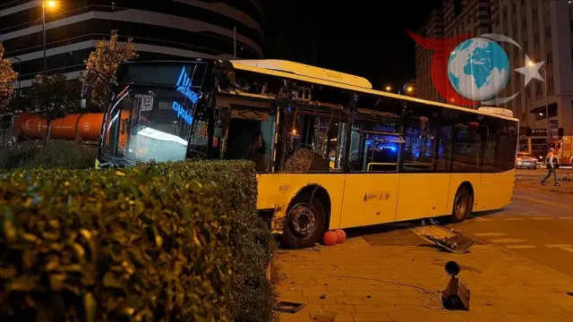 İstanbul'da Alışveriş Merkezi Önünde Şoke Eden Kaza
