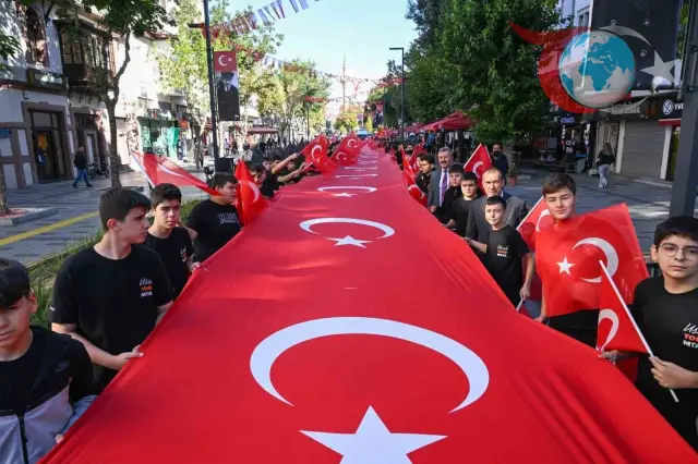 Uşak'ta "Kahramanlarla Kardeşlik" Yürüyüşü: Gaziler Günü Coşkuyla Kutlandı