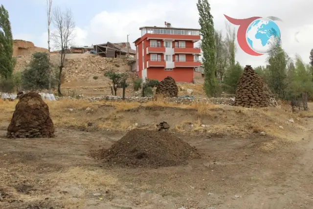 Anadolu'nun Kadim Geleneği: Kışlık Tezek Hazırlıkları Başladı