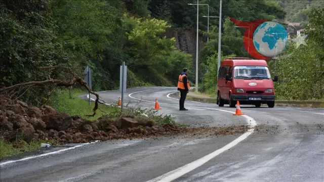 Trabzon'da Şiddetli Yağış Sonrası Sera Gölü Yolu Tek Şeride Düştü