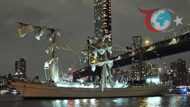 Meksika Donanma Gemisi Brooklyn Köprüsüne Çarptı
