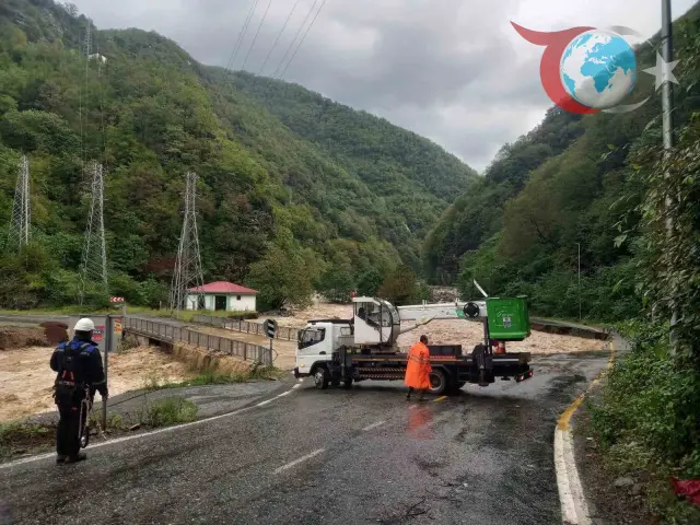 Çoruh EDAŞ Ekipleri Sel Felaketine Karşı Zorlu Mücadelede