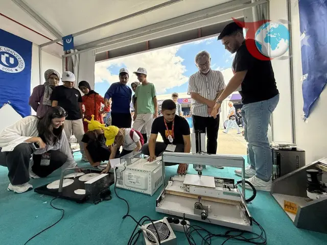 Uşak Üniversitesi, TEKNOFEST 2025'te Geri Dönüşüm Ürünleriyle Dikkat Çekti