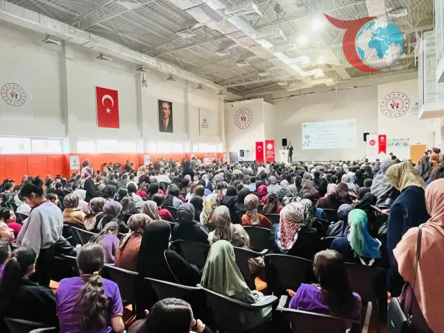 Hakkari'de Düzenlenen Konferansta Peygamber Efendimiz ve Aile İlişkileri Anlatıldı