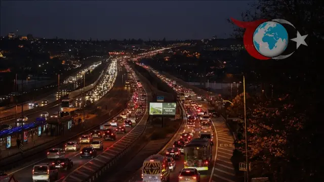 İstanbul'da Akşam Saatlerinde Trafik Yoğunluğu Artıyor
