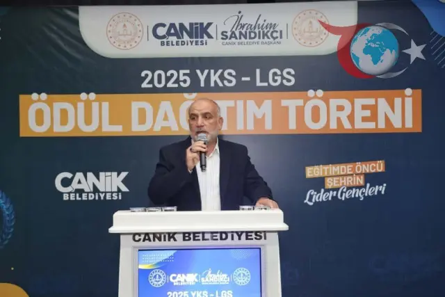 Canik Belediyesi'nden Başarılı Öğrencilere Anlamlı Ödüller