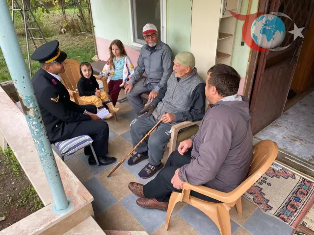 Şehit Er Emrullah Enveş'i Unutmayan Jandarmadan Anlamlı Ziyaret