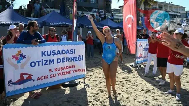 Kuşadası'nda Otizm Farkındalığı İçin Yüzme Yarışı Düzenlendi