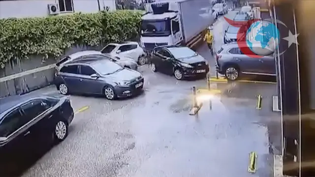 Yayla Mahallesinde park halindeki kamyon hareket etti, 5 araç zarar gördü