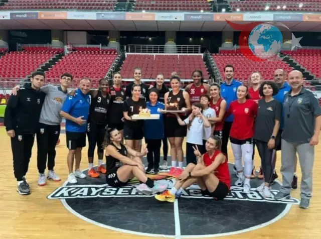 Melikgazi Kayseri Basketbol'dan Kaptan Merve Uygül'e Sürpriz Doğum Günü Kutlaması