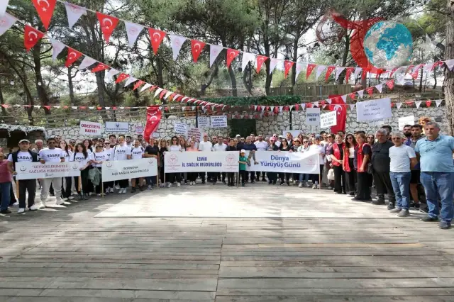 İzmir'de 'Sağlıklı Yaşam Yürüyüşü' Renkli Etkinliklerle Gerçekleştirildi