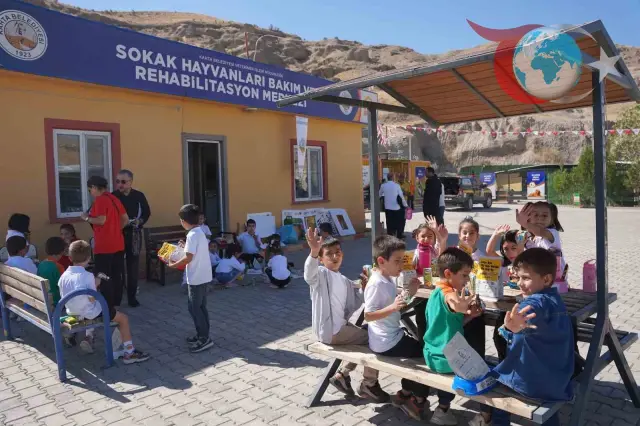 Kahta'da Dünya Hayvanları Koruma Günü: Öğrencilerden Sokak Hayvanlarına Anlamlı Destek