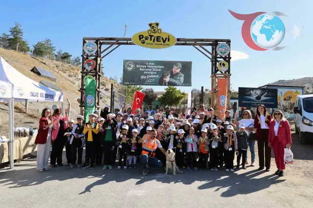 Minik Öğrenciler Dünya Hayvanları Koruma Günü'nde Patili Dostlarla Buluştu