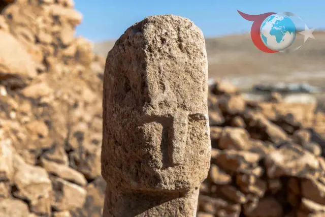 Şanlıurfa Karahantepe'de İlk İnsan Yüzlü Dikilitaş Keşfedildi