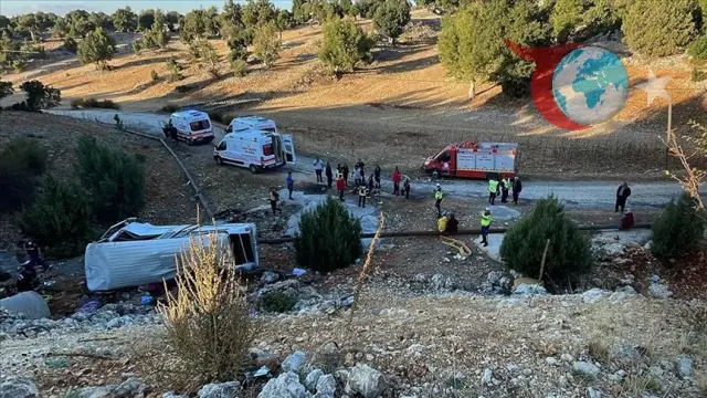 Mersin'de Büyük Kaza: Tarım İşçilerini Taşıyan Minibüs Şarampole Devrildi