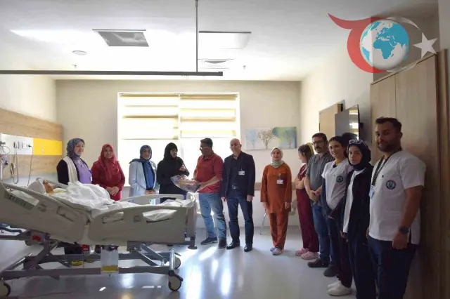 Bayburt Devlet Hastanesi'nden Anlamlı Ziyaret: Dünya Yaşlılar Günü'nde Palyatif Serviste Moral Desteği