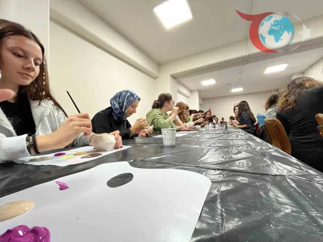 Muğla'da Gençlerden Yurtlarda Sanatla Buluşma