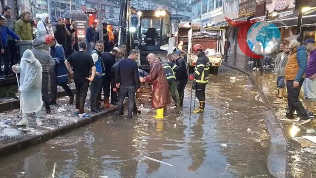 Zonguldak'ta Akşam Vakti Aniden Bastıran Sağanak Yaşamı Olumsuz Etkiledi