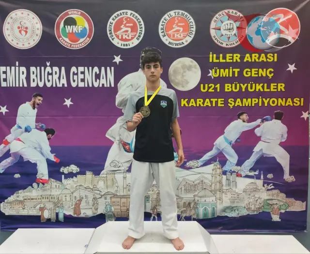 Çayırova'nın Karate Yıldızları Bursadan Madalyalarla Döndü