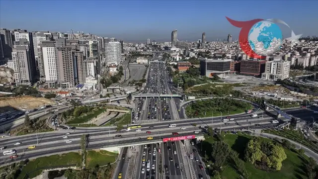 İstanbul'da Yağışlı Hava Trafiği Kitledi: Yoğunluk Yüzde 87'ye Ulaştı